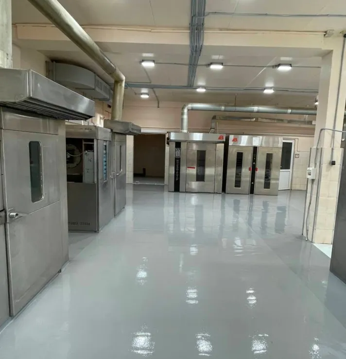 Акси лоиҳа: Фаршҳо барои комбинати ғизои мактабӣ, Самара — Linolit Lincrete SL ва Praspan EP