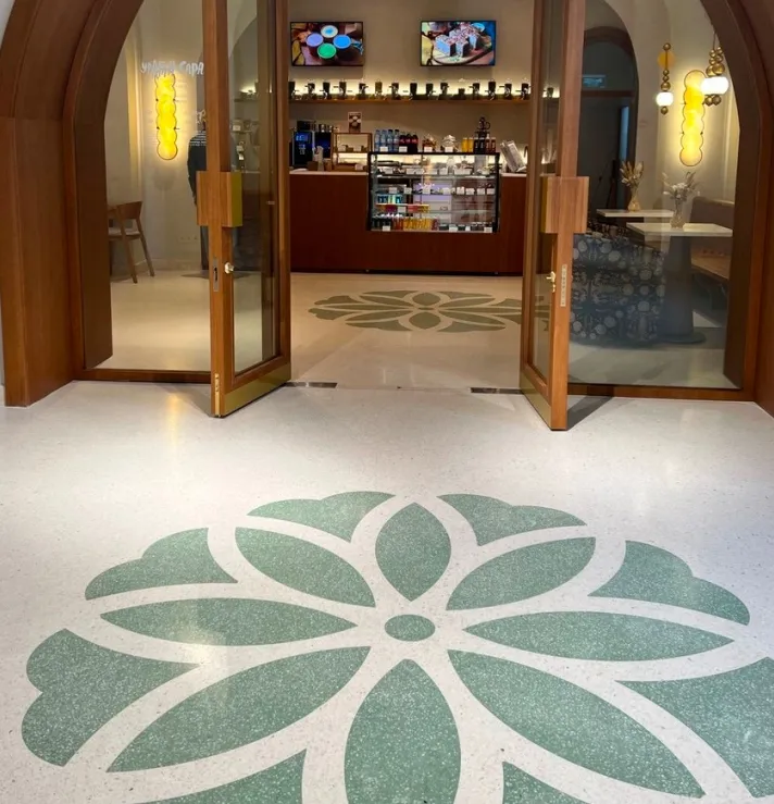 Акси лоиҳа: Казанский Кремл: терраццо‑фаршҳои Linolit TERRAZZO дар қаҳвахона ва маркази кӯдакона