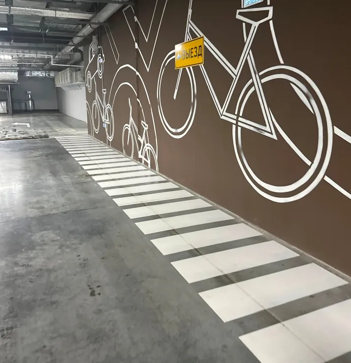 Акси лоиҳа: Комьюнити‑маркази ART, ш. Қазон — фаршҳои бетонии мустаҳкамшудаи Refloor CT‑S600 барои фазоҳои ҷамъиятӣ ва паркинг