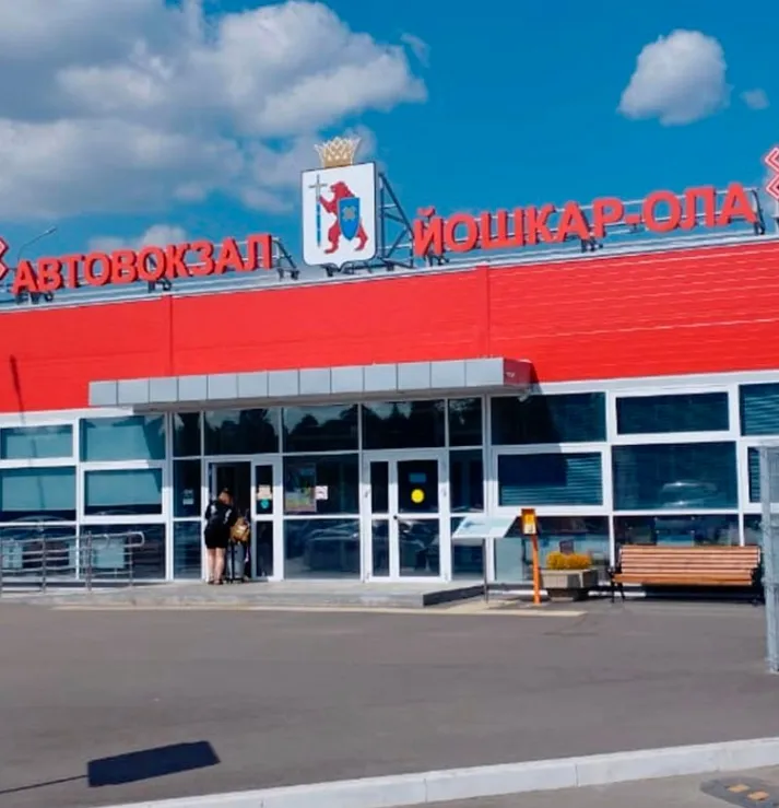 Акси лоиҳа: Автовокзал, шаҳри Йошкар‑Ола — фаршҳои терраццо барои гиреҳи нақлиётӣ